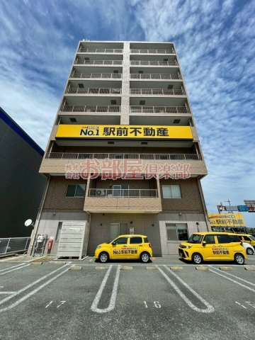 駅前本社ビルの駐車場