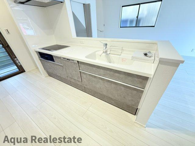 オール電化デザイナーズハウス高松市成合町⑦のキッチン|お食事中もキッチンの奥様との会話が楽しめるダイニングキッチンスペース。