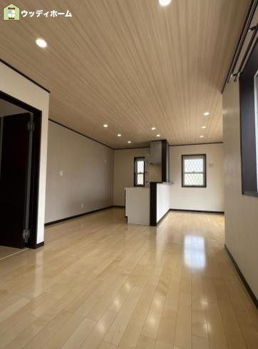 川口市安行領根岸　中古一戸建ての居間・リビング
