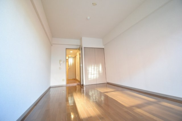 パルコート海神の居間・リビング|広いお部屋は家具の配置が多彩です。
