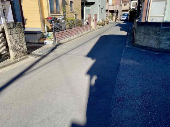 敷地面積30坪　売地　川越市藤間の前面道路含む現地写真|西側公道約５ｍ、接面約19.7ｍ！接道幅も広く、お車の出し入れもラクラクです♪
駐車１台可能！