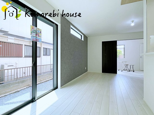 桶川市坂田　10期　　新築一戸建て　グラファーレ　01の居間・リビング|使いやすいリビングです