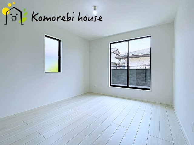 桶川市坂田　10期　　新築一戸建て　グラファーレ　01の寝室|落ち着いた色調の寝室です