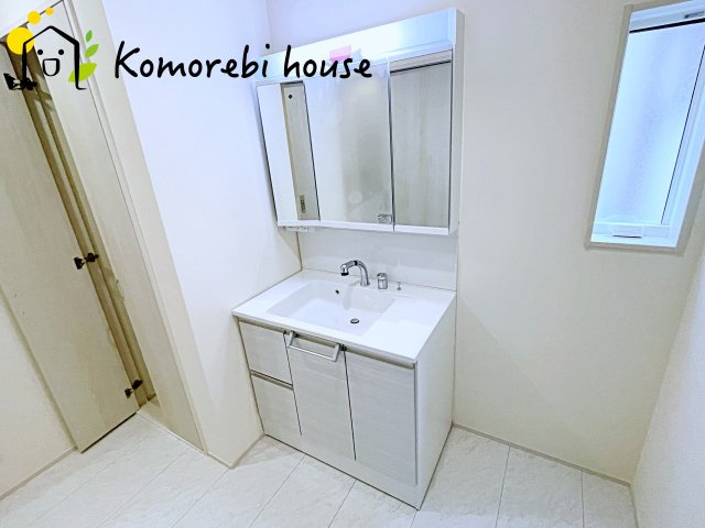 桶川市北1丁目　7期　新築一戸建て　ブルーミングガーデン　01の独立洗面台|26.4.20　撮影済み