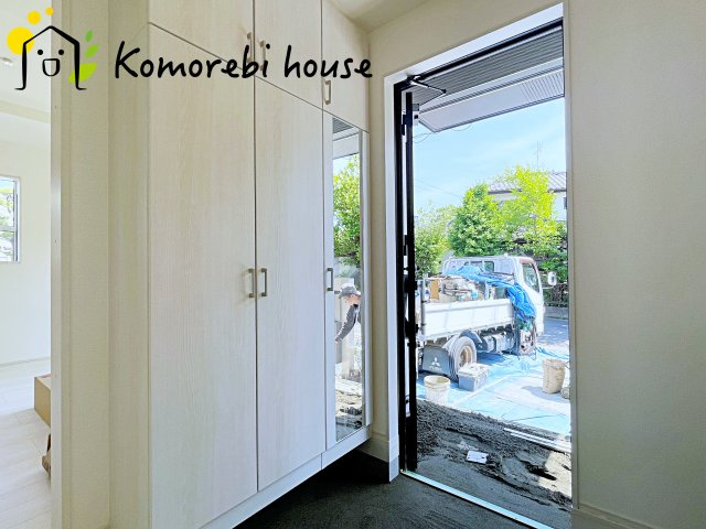 桶川市坂田　新築一戸建て　01の玄関|明るい玄関です