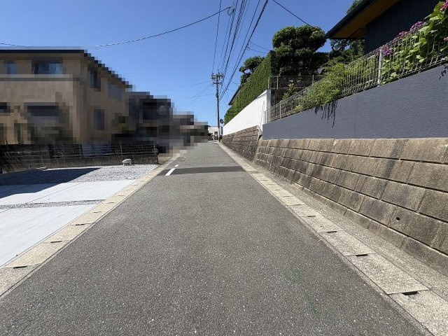 【その他】 | 大野城市第6南ヶ丘1丁目　2号棟（全2棟）【仲介手数料無料・0円】 | 現地写真。前面道路です。