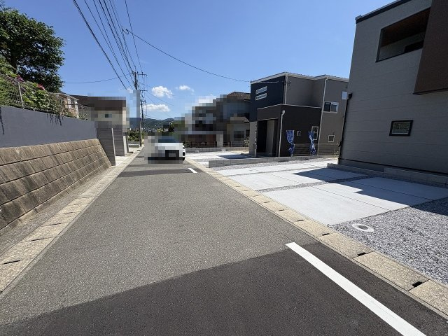 【その他】 | 大野城市第6南ヶ丘1丁目　2号棟（全2棟）【仲介手数料無料・0円】 | 現地写真。前面道路です。