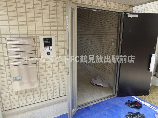 東大阪市稲田上町１丁目のアパートのエントランス