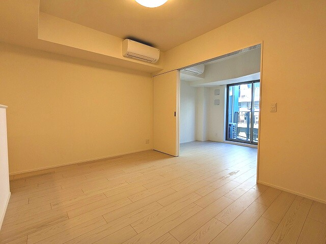 Dimus蔵前Residenceの居間・リビング|エアコン2台と室内照明付で引越し費用軽減と取り付け取り外しの手間いらずです