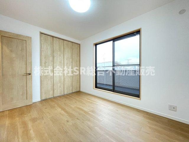 寿町1丁目中古戸建の寝室|大きな窓から採光も入り、クローゼットは容量たっぷりあります！