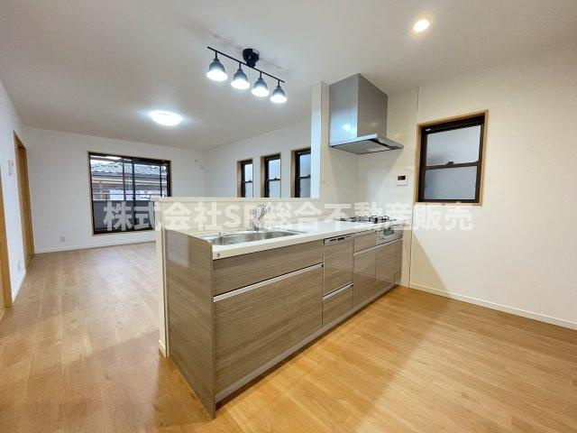 寿町1丁目中古戸建のキッチン|リビングを見渡せるカウンターキッチン♪