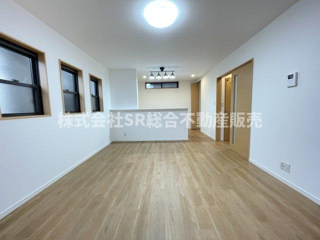 寿町1丁目中古戸建の居間・リビング|リビングは広々16帖♪ご家族とゆったりとお過ごしいただける空間です！※リフォーム工事中の写真です。
