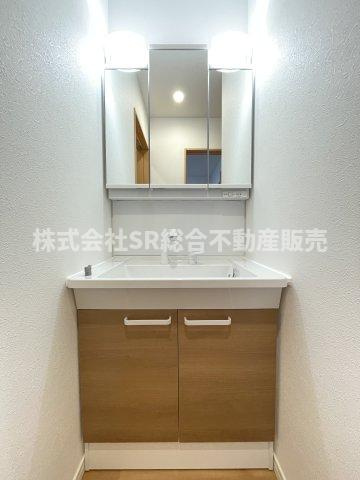 寿町1丁目中古戸建の独立洗面台|独立洗面台、鏡裏に小物を置くことができて便利です！