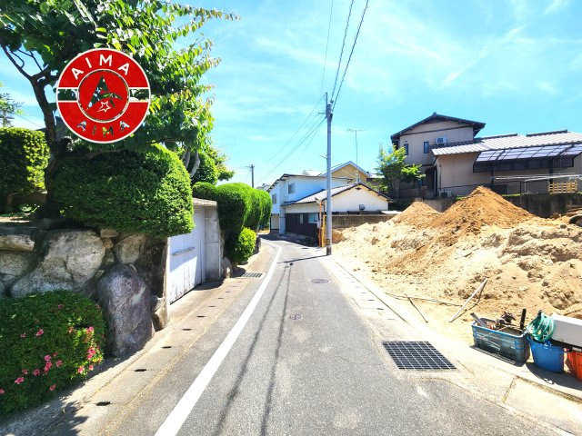 福岡市南区屋形原3丁目第5-1棟（1号棟）の前面道路含む現地写真|前面道路は閑静な住宅地をはしる車通りの少ない道路。お車の出し入れが苦手なママや小さなお子様にも安心ですね。しっかり舗装もされているので、ベビーカーや自転車で通っても快適に通行できます。