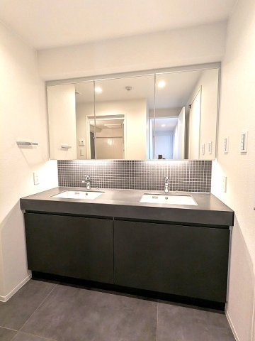 ライトハウス元浅草の設備|トイレと独立した洗面脱衣室、2ボウル、3面鏡付洗面台、洗濯機置場は排水口のお手入れしやすい様に手前中央に配置し、足高の防水パンです
