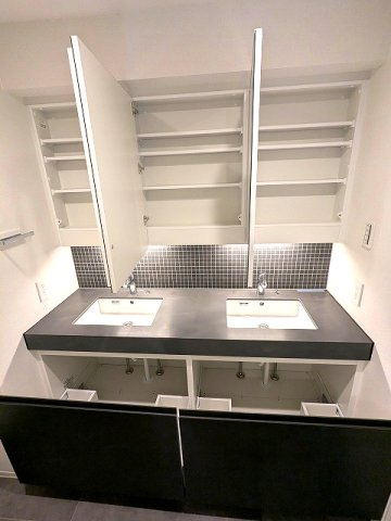 ライトハウス元浅草の設備|トイレと独立した洗面脱衣室、2ボウル、3面鏡付洗面台、洗濯機置場は排水口のお手入れしやすい様に手前中央に配置し、足高の防水パンです