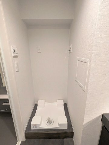 ライトハウス元浅草の設備|洗面室の洗濯機置場は排水口のお手入れしやすい様に手前中央に配置し、足高の防水パンです