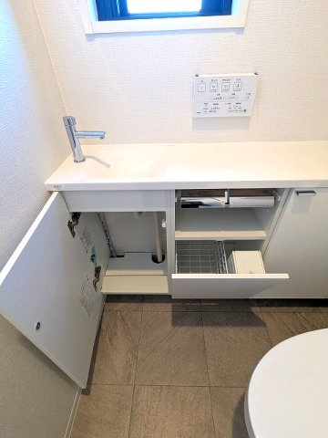 ライトハウス元浅草の設備|洗面室と独立した温水洗浄便座です、手洗い下にはトイレブラシや洗剤などのシステム収納付き