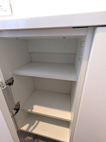ライトハウス元浅草の設備|洗面室と独立した温水洗浄便座です、手洗い下にはトイレブラシや洗剤などのシステム収納付き