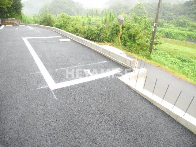 エステートサトウ14の駐車場