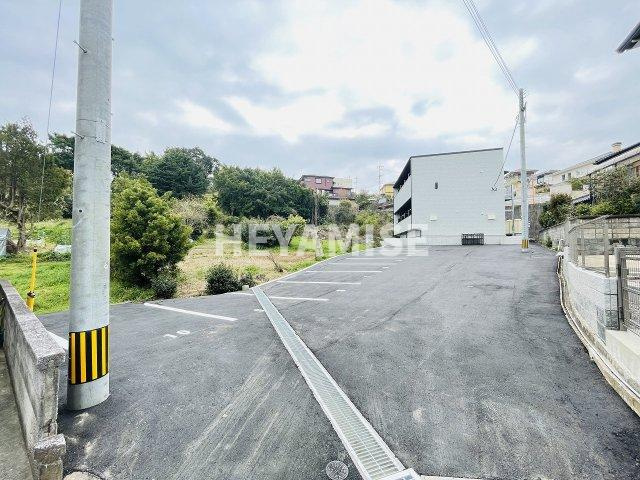 Reverent市布の駐車場