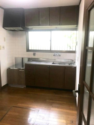 深江南町2丁目のキッチン|2025年　キッチン台一部修理交換済
自然光が入る窓のあるキッチン
