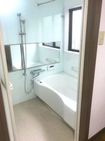 深江南町2丁目の浴室|限られた空間を広く見せるワイドミラーを採用したバスルーム。