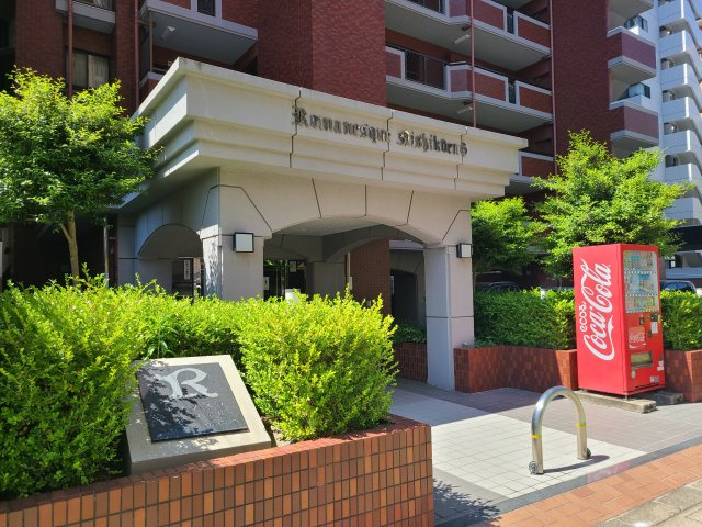 ロマネスク西公園第6|〇エントランスはマンションの顔。清潔感、存在感のあるエントランスは居住者の心を豊かにする。