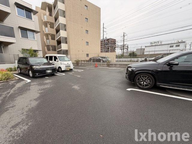 PALACE WEST千里丘　B棟の駐車場