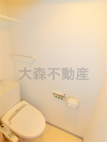 グラントゥルース大森のトイレ|棚と温水洗浄便座付きのトイレ
