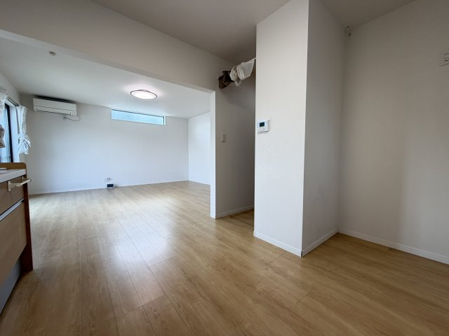 北代田町中古住宅の居間・リビング|■三面採光の明るいLDKです！