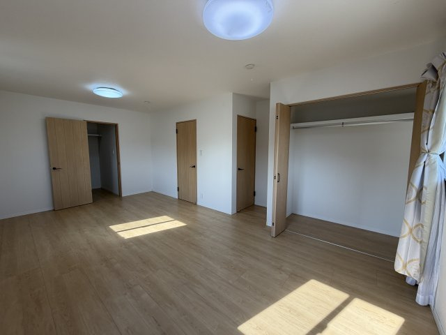 北代田町中古住宅の収納|■間仕切り設置で2部屋に分割可能