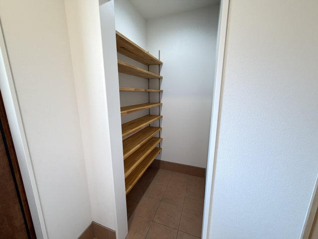 北代田町中古住宅の玄関|■シューズクロークもこの収納量