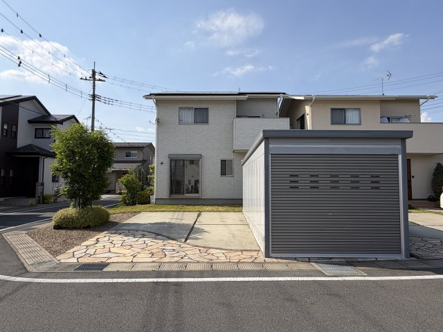 北代田町中古住宅の駐車場|■駐車場は平置き3台＋ガレージ付き