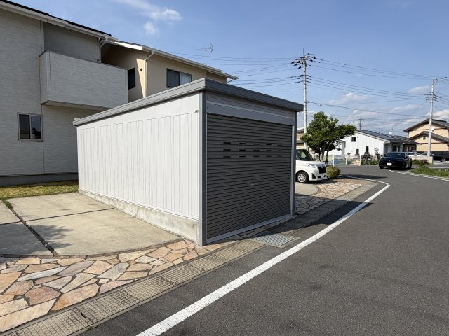 北代田町中古住宅のその他|■十分な広さを誇るガレージです！