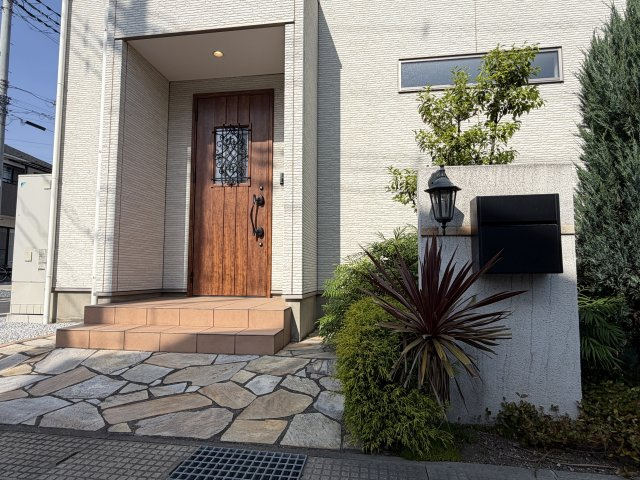 北代田町中古住宅の玄関|■手入れの施された玄関回り