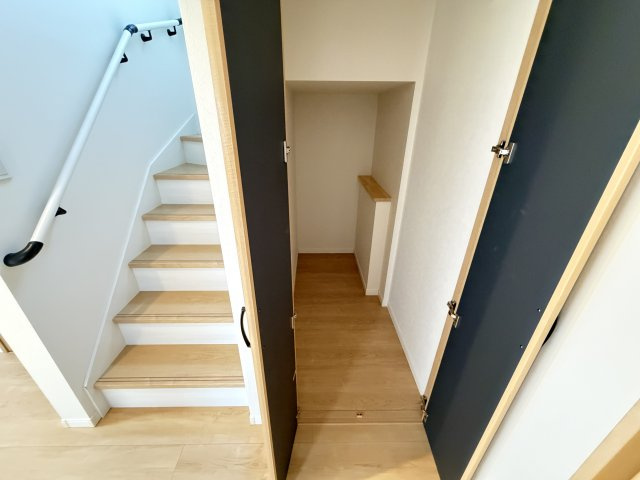 北代田町中古住宅の収納|■階段下収納