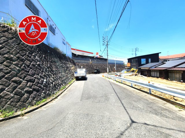 太宰府市吉松3丁目第4-2棟（1号棟）の前面道路含む現地写真|前面道路は閑静な住宅地をはしる車通りの少ない道路。お車の出し入れが苦手なママや小さなお子様にも安心ですね。しっかり舗装もされているので、ベビーカーや自転車で通っても快適に通行できます。