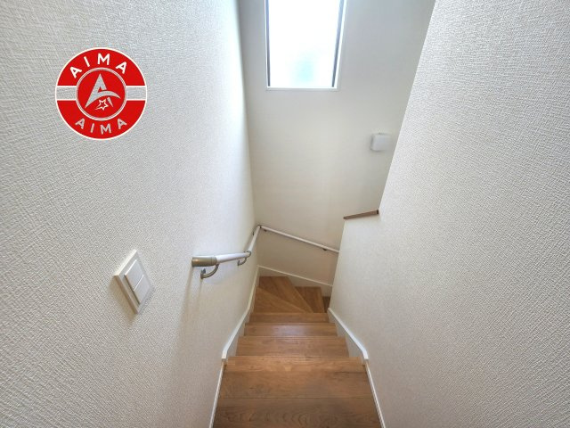 太宰府市吉松3丁目第4-2棟（2号棟）の内観：施工例|階段からも明るい光が入ります。採光や通風も階段の重要な役割です。