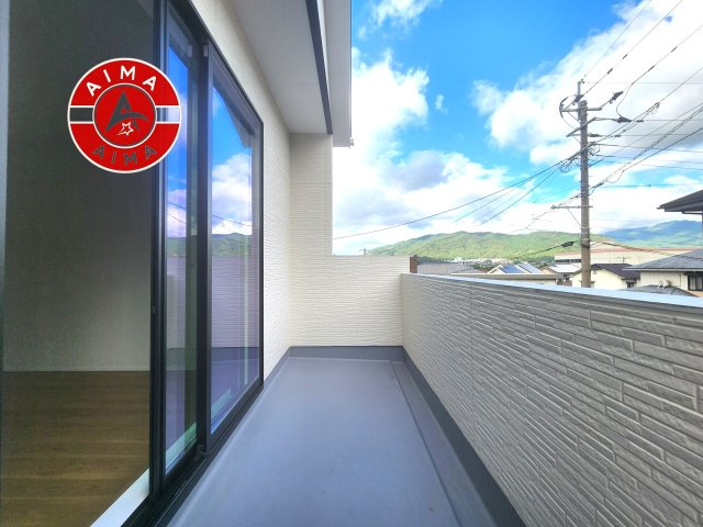 太宰府市吉松3丁目第4-2棟（2号棟）の外観：施工例|風をしっかりと感じられるバルコニーでは、毎日が洗濯日和です。広々としているので洗濯も楽しくなるでしょうし、気分転換にバルコニーからの眺めを楽しむのもいいでしょう。