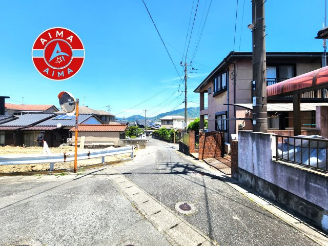 太宰府市吉松3丁目第4-2棟（2号棟）の前面道路含む現地写真|前面道路は閑静な住宅地をはしる車通りの少ない道路。お車の出し入れが苦手なママや小さなお子様にも安心ですね。しっかり舗装もされているので、ベビーカーや自転車で通っても快適に通行できます。