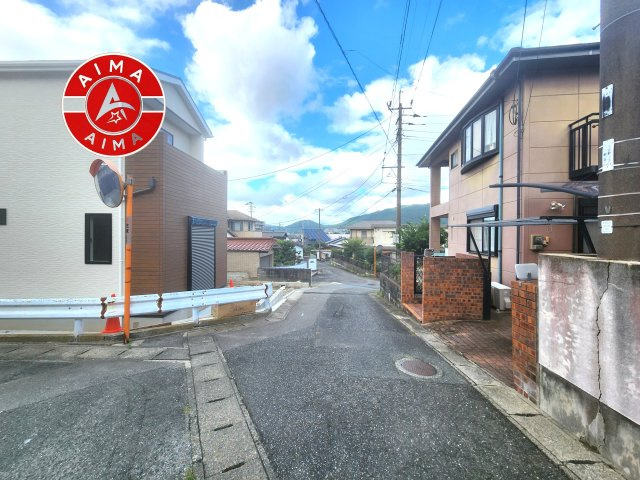 太宰府市吉松3丁目第4-2棟（2号棟）の前面道路含む現地写真|前面道路は閑静な住宅地をはしる車通りの少ない道路。お車の出し入れが苦手なママや小さなお子様にも安心ですね。しっかり舗装もされているので、ベビーカーや自転車で通っても快適に通行できます。