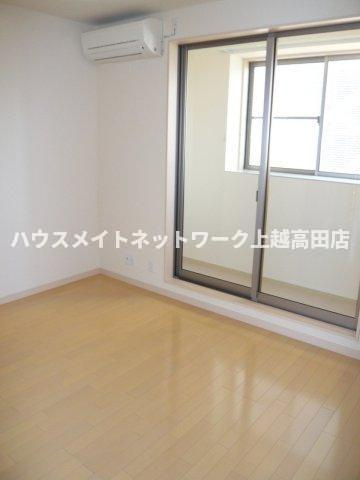ルミエール　デュースの居間・リビング|ＬＤＫ（同室タイプ２０２号室の画像を掲載）