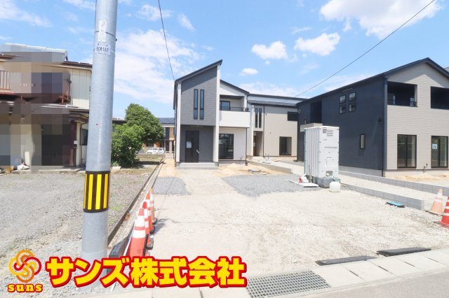 郡山市東原1丁目　　　１号棟　　　富田東小学校、富田中学区の外観|南西側から見た駐車場を含む外観♪