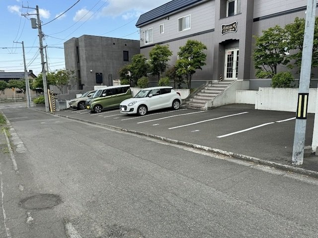 エレガンス宮の森の駐車場