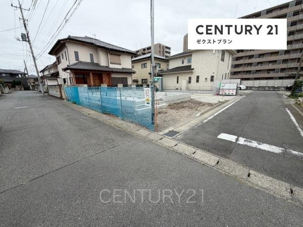 前橋市六供町1丁目A号棟の前面道路含む現地写真