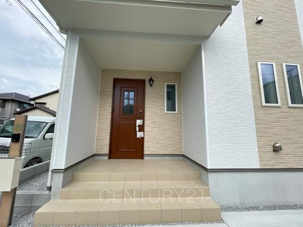 前橋市六供町1丁目A号棟の玄関|スマートキー付きの玄関。
鍵を探すことなくドアの開閉が可能です。
郵便物を守る鍵付きポストです。
インターホンは録画機能付きで防犯面に優れます。