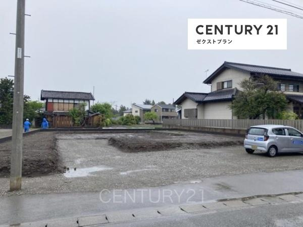 富岡中高瀬第8 2号棟の前面道路含む現地写真