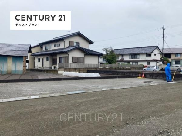 富岡中高瀬第8 1号棟の前面道路含む現地写真