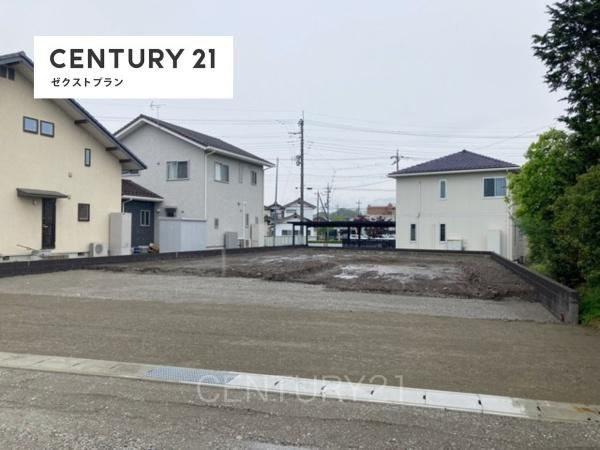 富岡中高瀬第8 1号棟の前面道路含む現地写真